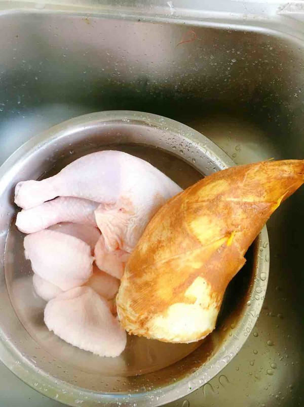 春筍奔跑雞的做法-咸鮮味燉菜譜-易網<a href=http://www.aoa7937.com/ target=_blank class=infotextkey>健康養生</a>網 春筍奔跑雞的做法-咸鮮味燉菜譜