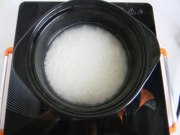 薯片燜飯的做法-其它口味燜菜譜-易網<a href=http://www.aoa7937.com/ target=_blank class=infotextkey>健康養生</a>網 薯片燜飯的做法-其它口味燜菜譜