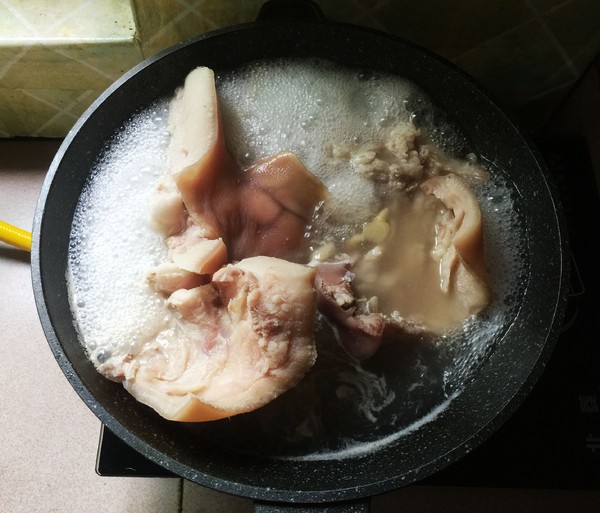 香鹵豬耳的做法-醬香味鹵菜譜