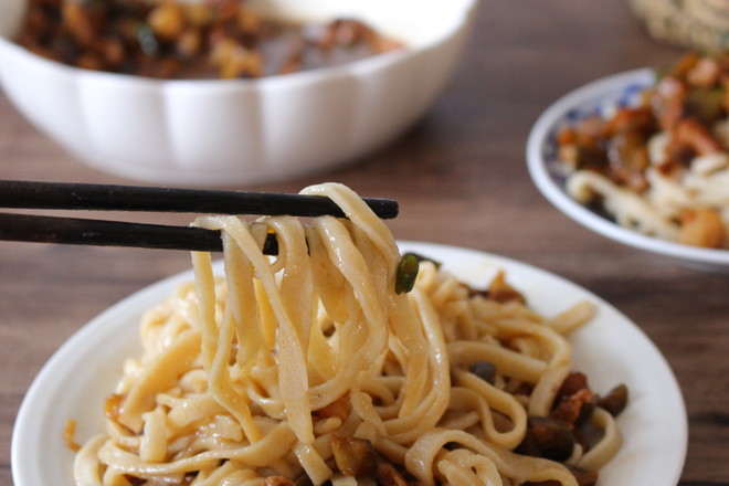 茄子丁肉丁打鹵面的做法-家常味炒菜譜-易網健康養生網 茄子丁肉丁打鹵面的做法-家常味炒菜譜