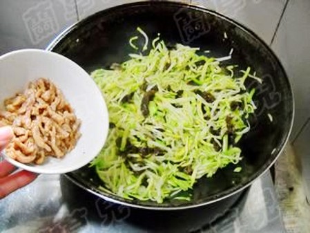 鮮榨菜木耳肉絲的做法-咸鮮味炒菜譜
