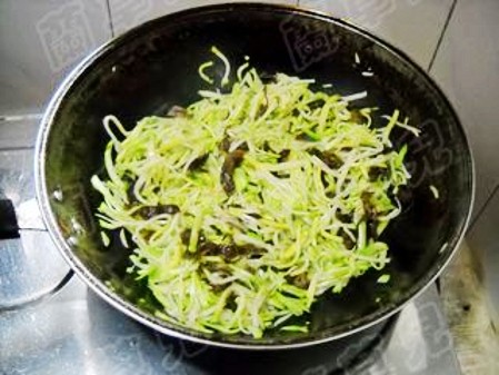 鮮榨菜木耳肉絲的做法-咸鮮味炒菜譜