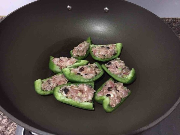 青椒釀肉的做法-咸鮮味煎菜譜-易網健康養生網 青椒釀肉的做法-咸鮮味煎菜譜