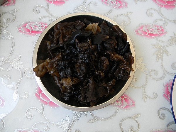 涼拌黑木耳的做法-其它口味拌菜譜-易網<a href=http://www.aoa7937.com/ target=_blank class=infotextkey>健康養生</a>網 涼拌黑木耳的做法-其它口味拌菜譜