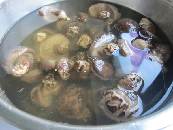 香菇燉臘肉的做法-家常味燉菜譜