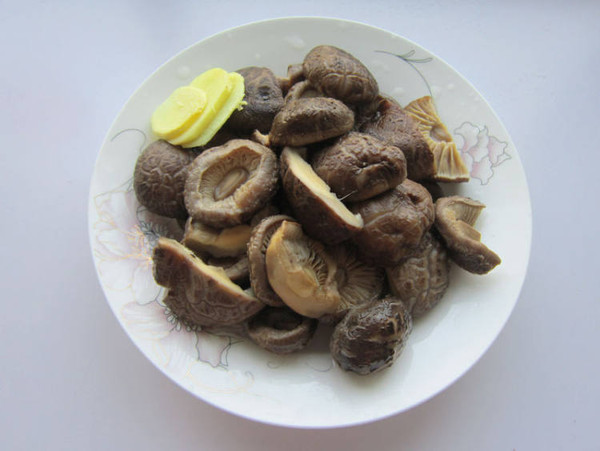 香菇燉臘肉的做法-家常味燉菜譜