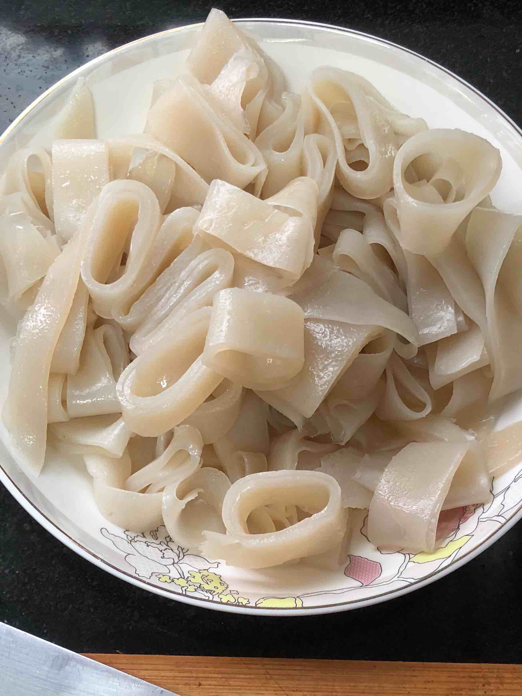 簡單易做滴涼皮的做法-酸辣味蒸菜譜-易網(wǎng)健康養(yǎng)生網(wǎng) 簡單易做滴涼皮的做法-酸辣味蒸菜譜