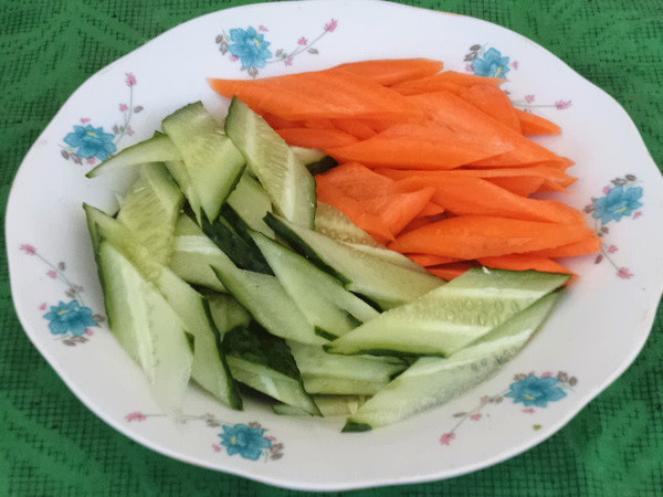 胡蘿卜黃瓜炒雞蛋的做法-咸鮮味炒菜譜