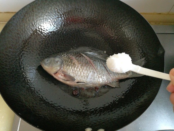寬粉針菇燉鯽魚的做法-家常味燉菜譜-易網健康養生網 寬粉針菇燉鯽魚的做法-家常味燉菜譜