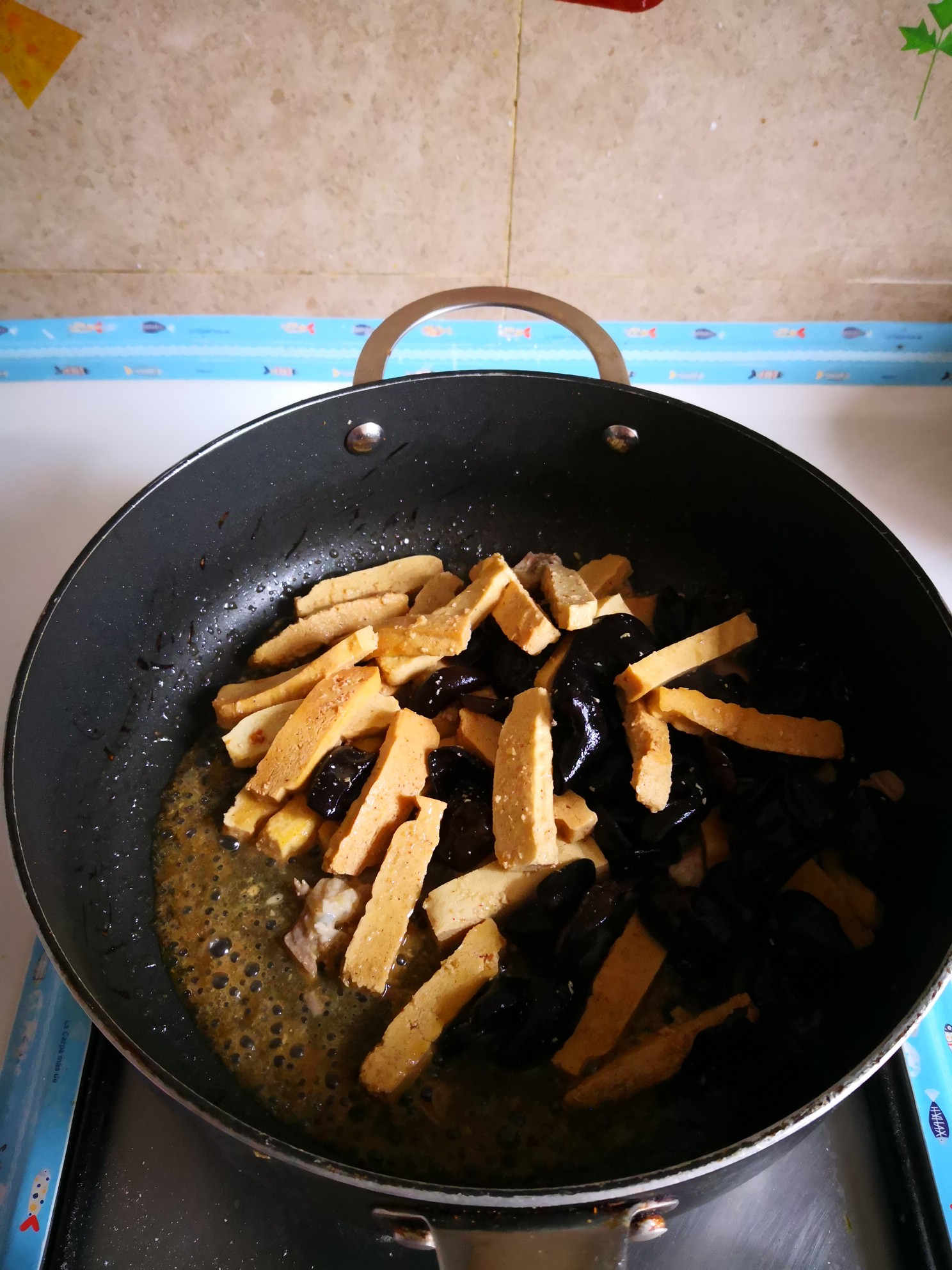 豆干炒木耳的做法-家常味炒菜譜