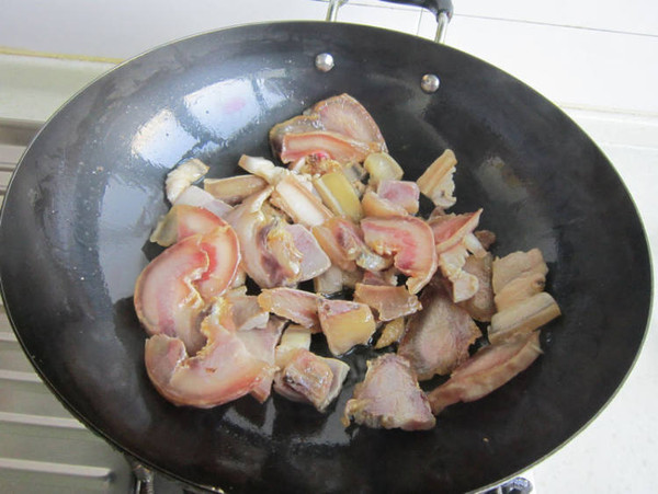 香菇燉臘肉的做法-家常味燉菜譜
