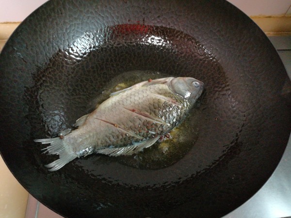 鯽魚花生仁燉烤麩的做法-家常味燉菜譜-易網健康養生網 鯽魚花生仁燉烤麩的做法-家常味燉菜譜