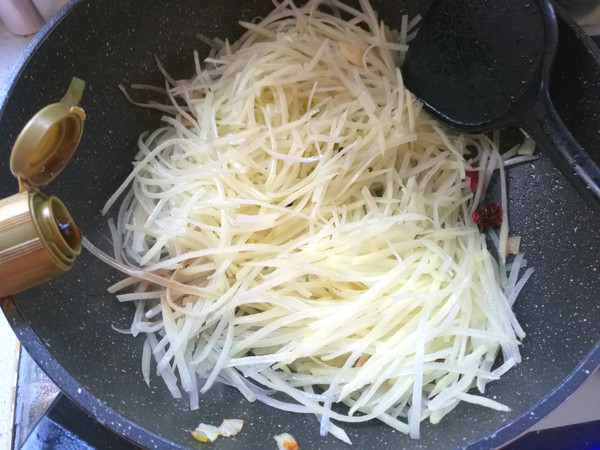 酸辣土豆絲的做法-家常味炒菜譜