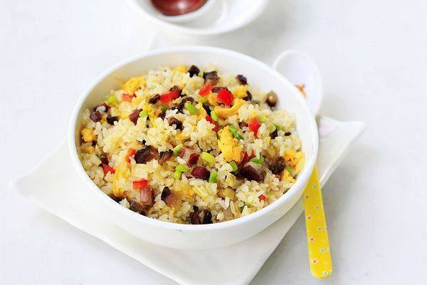 泡菜臘肉蛋炒飯的做法-咸鮮味炒菜譜-易網健康養生網 泡菜臘肉蛋炒飯的做法-咸鮮味炒菜譜