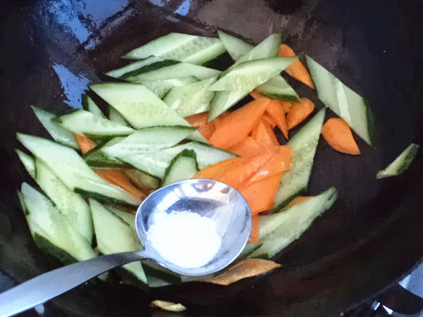 胡蘿卜黃瓜炒雞蛋的做法-咸鮮味炒菜譜
