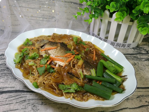 寬粉針菇燉鯽魚的做法-家常味燉菜譜-易網健康養生網 寬粉針菇燉鯽魚的做法-家常味燉菜譜