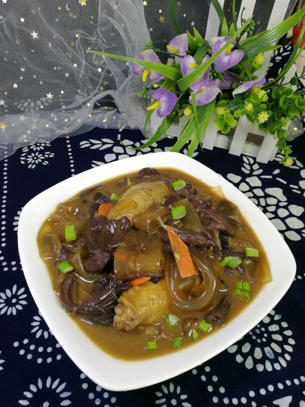 紅蘑雞翅燉寬粉的做法-家常味燉菜譜-易網(wǎng)健康養(yǎng)生網(wǎng) 紅蘑雞翅燉寬粉的做法-家常味燉菜譜
