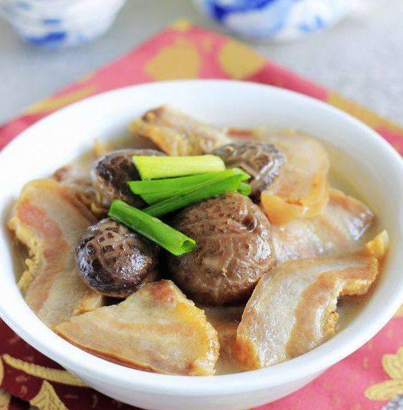 香菇燉臘肉的做法-家常味燉菜譜-易網健康養生網 香菇燉臘肉的做法-家常味燉菜譜