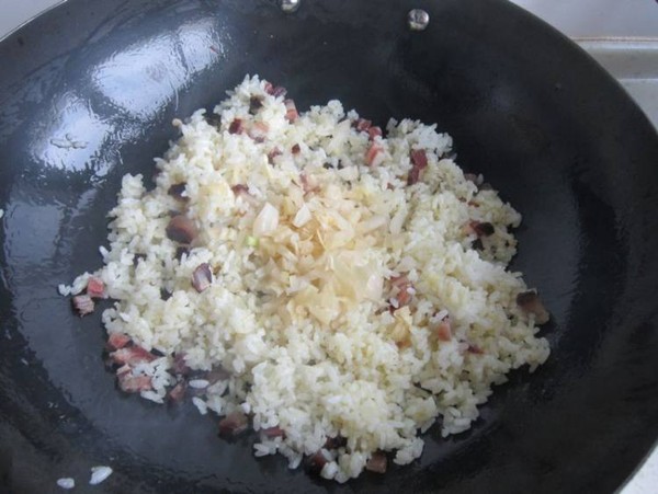 泡菜臘肉蛋炒飯的做法-咸鮮味炒菜譜-易網健康養生網 泡菜臘肉蛋炒飯的做法-咸鮮味炒菜譜