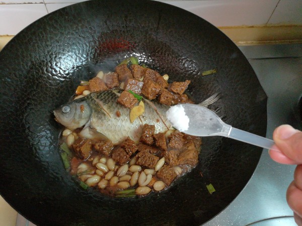 鯽魚花生仁燉烤麩的做法-家常味燉菜譜-易網健康養生網 鯽魚花生仁燉烤麩的做法-家常味燉菜譜
