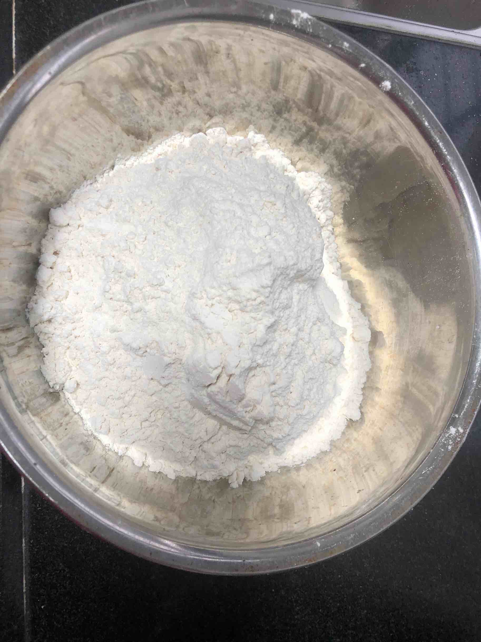 簡單易做滴涼皮的做法-酸辣味蒸菜譜-易網(wǎng)<a href=http://www.aoa7937.com/ target=_blank class=infotextkey>健康養(yǎng)生</a>網(wǎng) 簡單易做滴涼皮的做法-酸辣味蒸菜譜