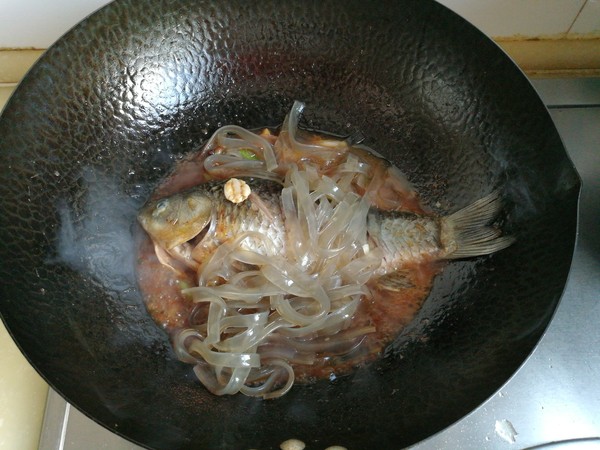 寬粉針菇燉鯽魚的做法-家常味燉菜譜-易網健康養生網 寬粉針菇燉鯽魚的做法-家常味燉菜譜