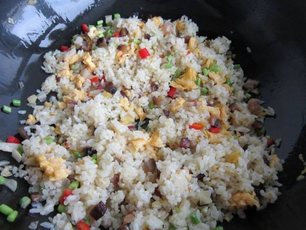 泡菜臘肉蛋炒飯的做法-咸鮮味炒菜譜-易網健康養生網 泡菜臘肉蛋炒飯的做法-咸鮮味炒菜譜