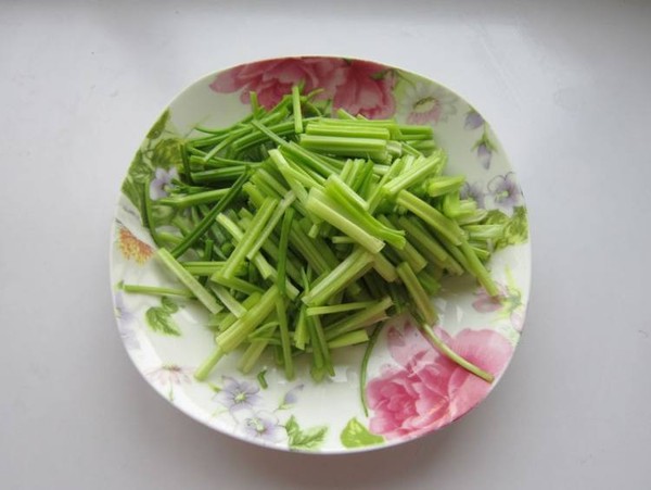 毛芹木耳炒雞蛋的做法-家常味炒菜譜