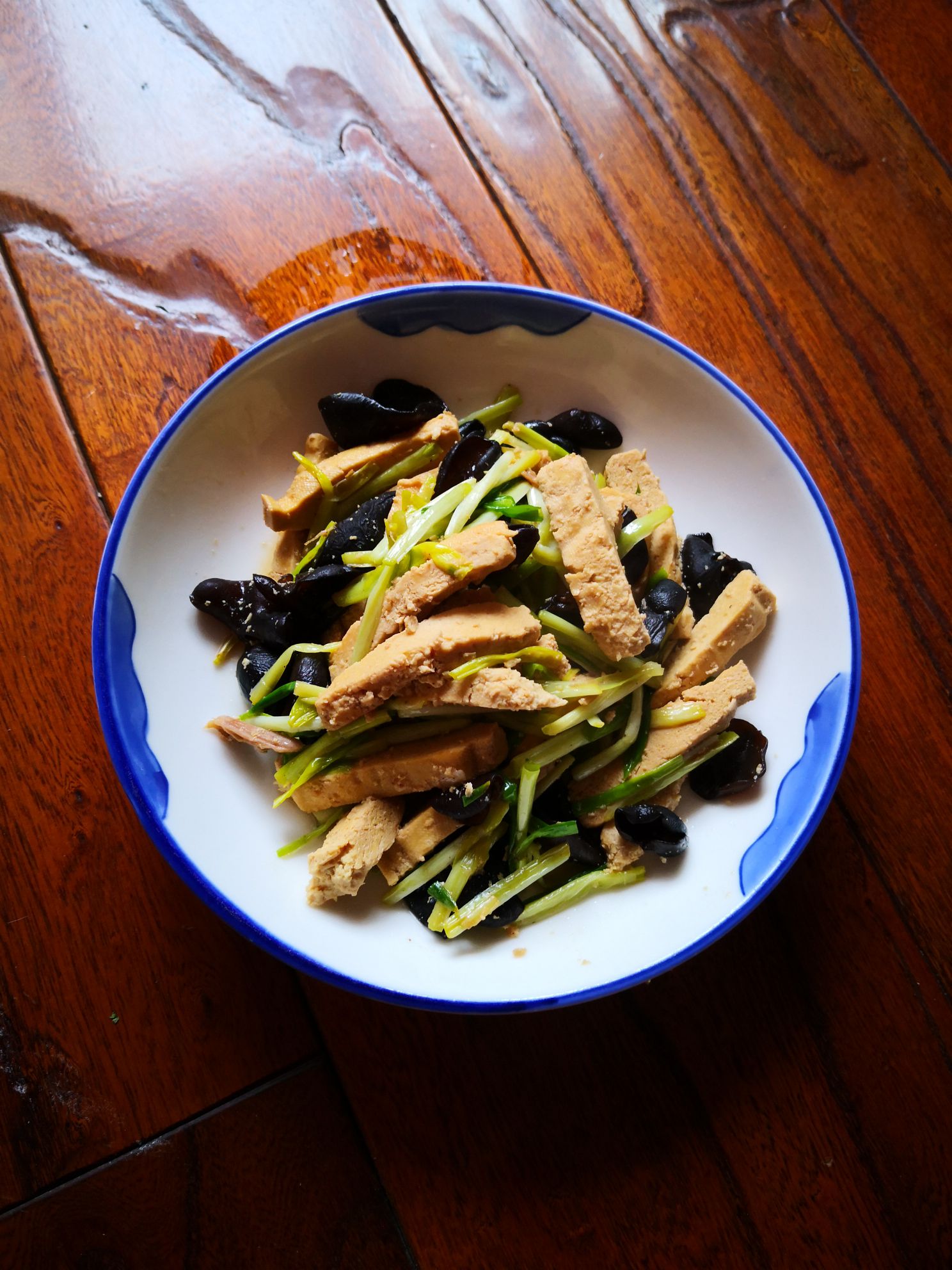 豆干炒木耳的做法-家常味炒菜譜-易網健康養生網 豆干炒木耳的做法-家常味炒菜譜