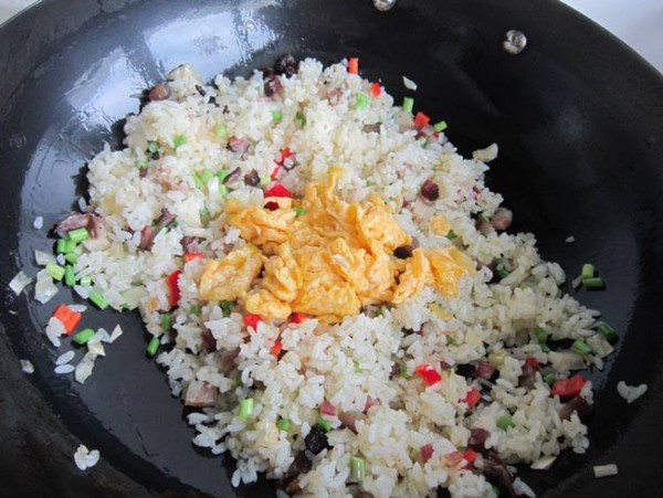 泡菜臘肉蛋炒飯的做法-咸鮮味炒菜譜-易網健康養生網 泡菜臘肉蛋炒飯的做法-咸鮮味炒菜譜