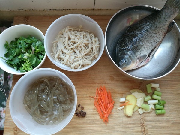 寬粉針菇燉鯽魚的做法-家常味燉菜譜-易網<a href=http://www.aoa7937.com/ target=_blank class=infotextkey>健康養生</a>網 寬粉針菇燉鯽魚的做法-家常味燉菜譜