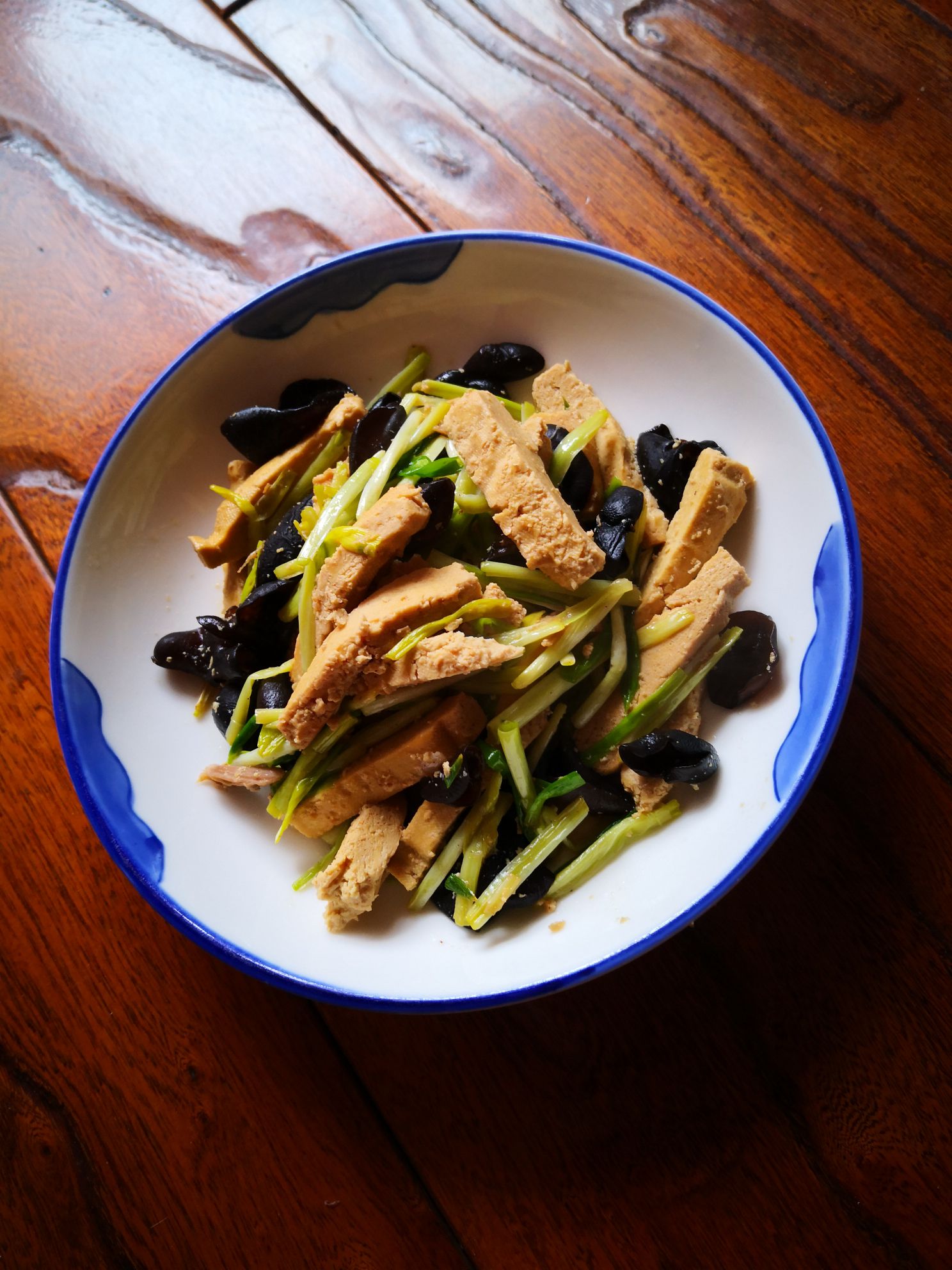 豆干炒木耳的做法-家常味炒菜譜-易網健康養生網 豆干炒木耳的做法-家常味炒菜譜