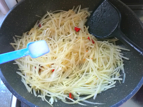酸辣土豆絲的做法-家常味炒菜譜