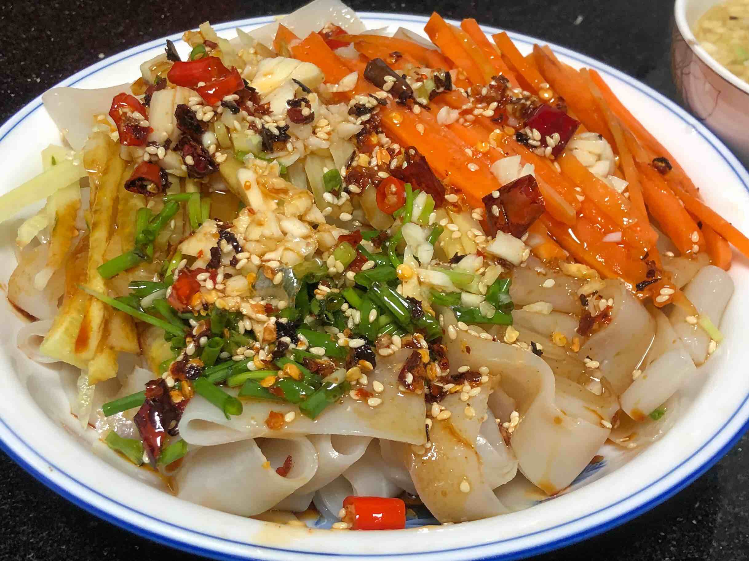 簡單易做滴涼皮的做法-酸辣味蒸菜譜-易網(wǎng)健康養(yǎng)生網(wǎng) 簡單易做滴涼皮的做法-酸辣味蒸菜譜