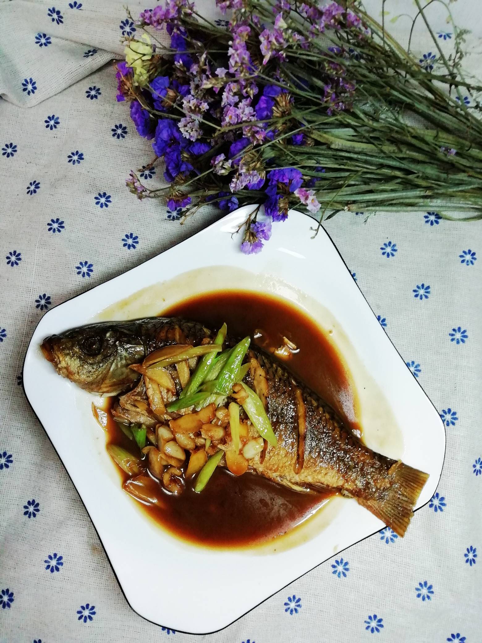 燜燒鯉魚的做法-咸鮮味燉菜譜-易網健康養生網 燜燒鯉魚的做法-咸鮮味燉菜譜