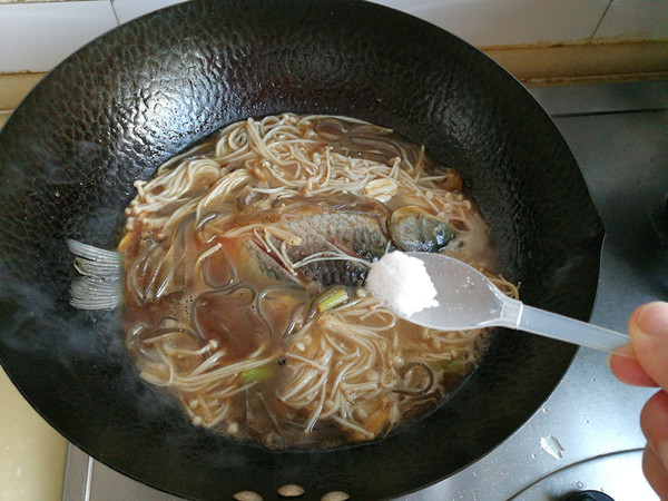 寬粉針菇燉鯽魚的做法-家常味燉菜譜-易網健康養生網 寬粉針菇燉鯽魚的做法-家常味燉菜譜