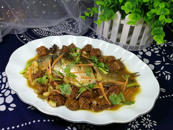 鯽魚花生仁燉烤麩的做法-家常味燉菜譜-易網健康養生網 鯽魚花生仁燉烤麩的做法-家常味燉菜譜