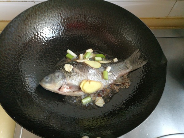 寬粉針菇燉鯽魚的做法-家常味燉菜譜-易網健康養生網 寬粉針菇燉鯽魚的做法-家常味燉菜譜