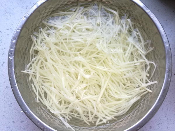 酸辣土豆絲的做法-家常味炒菜譜