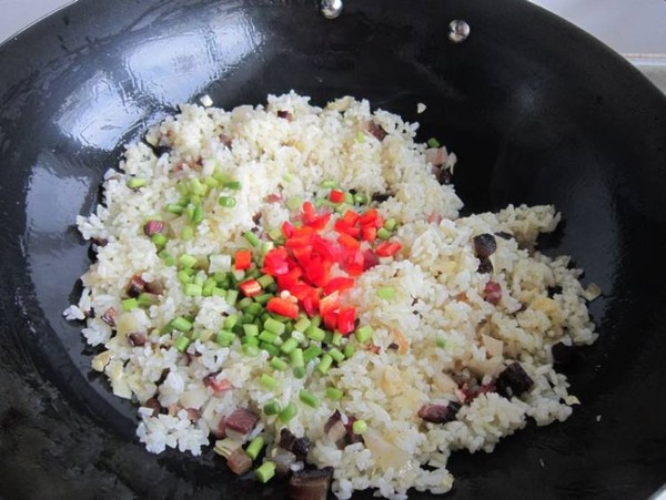 泡菜臘肉蛋炒飯的做法-咸鮮味炒菜譜-易網健康養生網 泡菜臘肉蛋炒飯的做法-咸鮮味炒菜譜