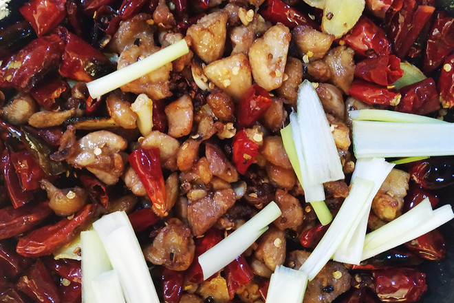 辣子雞丁的做法-麻辣味炒菜譜
