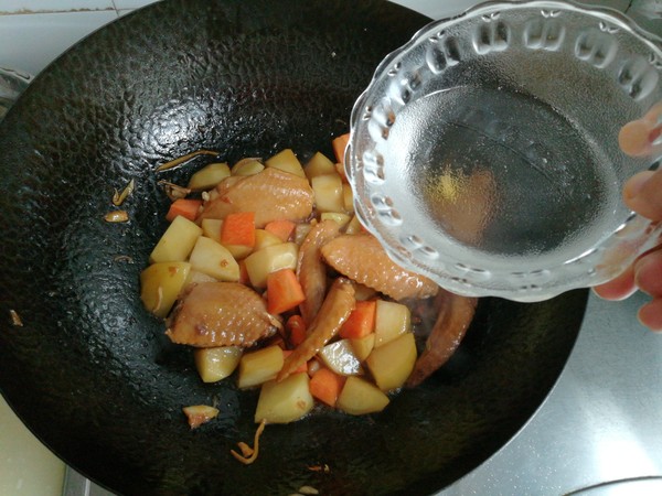 雞翅燉土豆的做法-家常味燉菜譜-易網(wǎng)健康養(yǎng)生網(wǎng) 雞翅燉土豆的做法-家常味燉菜譜