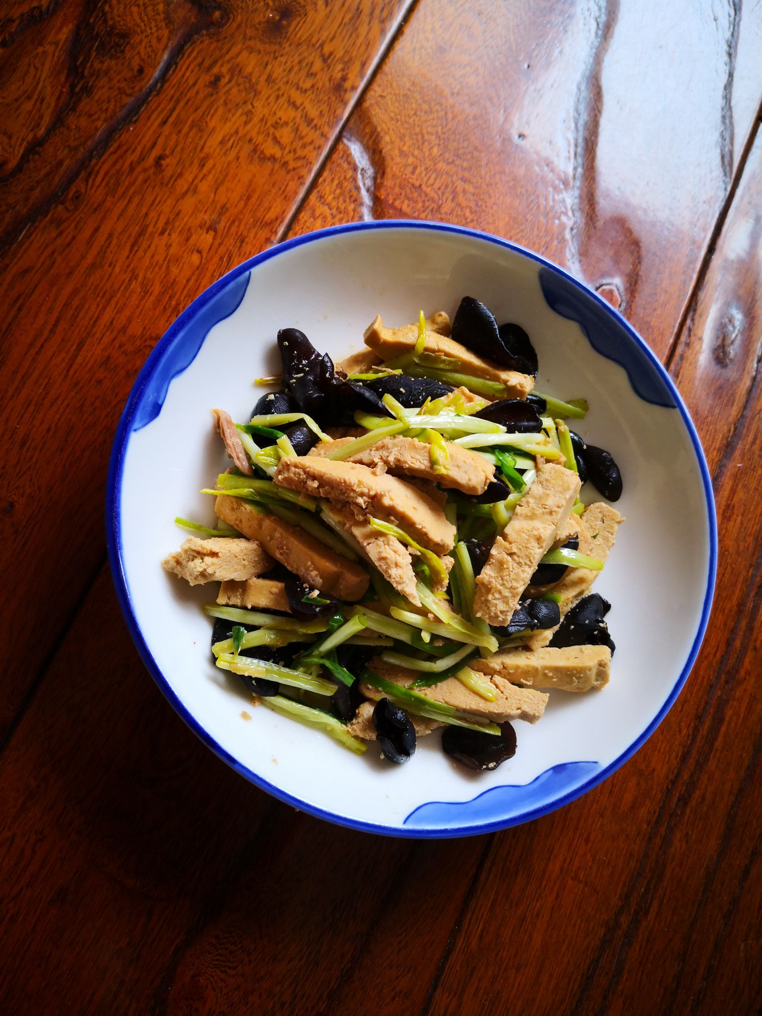 豆干炒木耳的做法-家常味炒菜譜-易網健康養生網 豆干炒木耳的做法-家常味炒菜譜