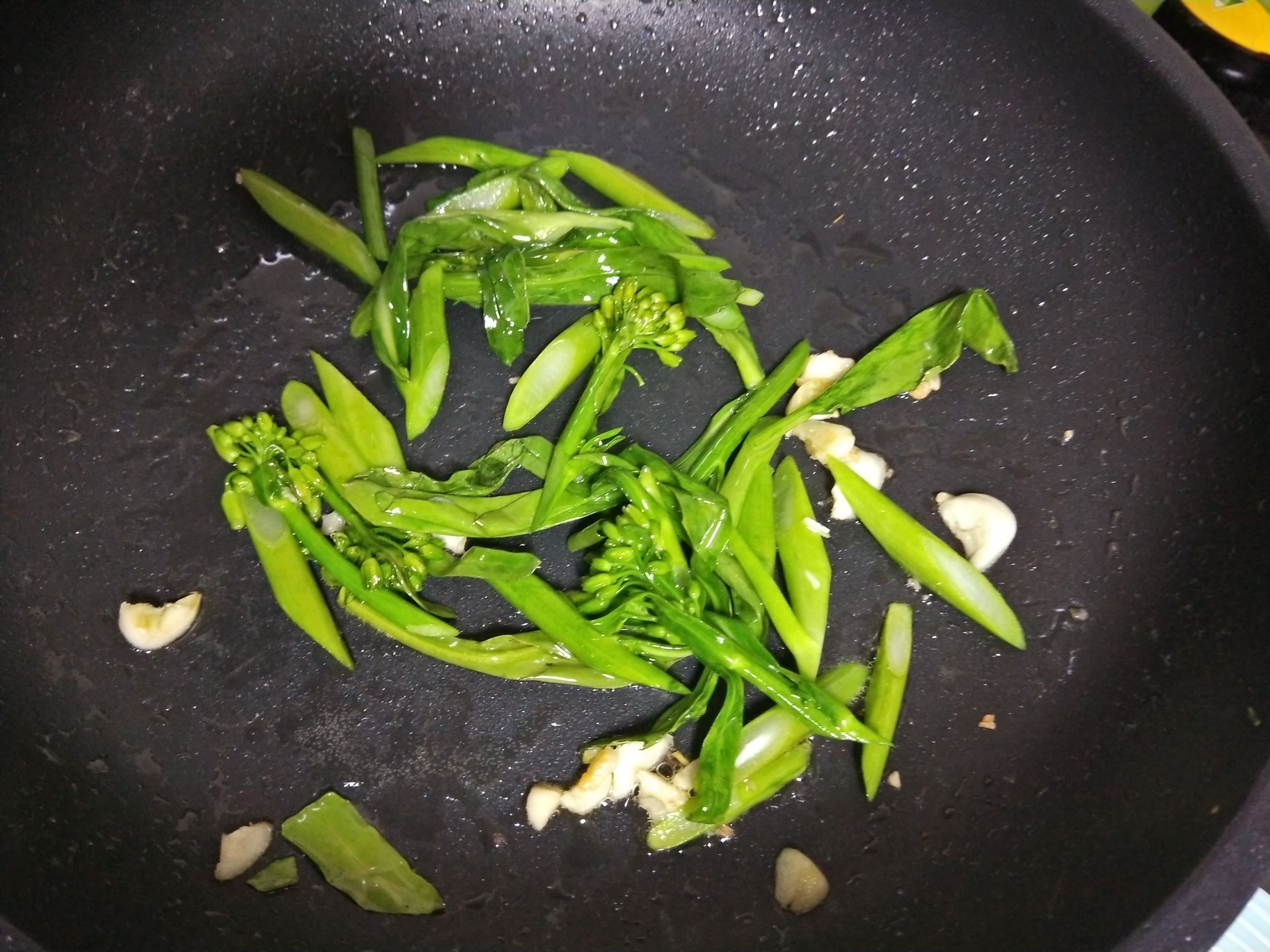芥蘭炒雞蛋的做法-家常味炒菜譜