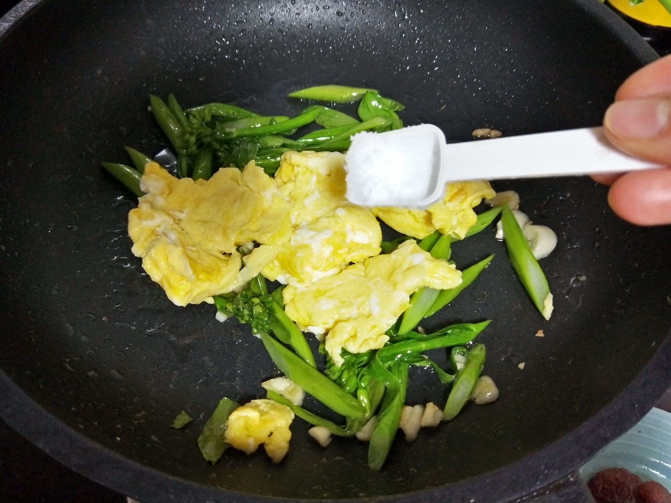 芥蘭炒雞蛋的做法-家常味炒菜譜