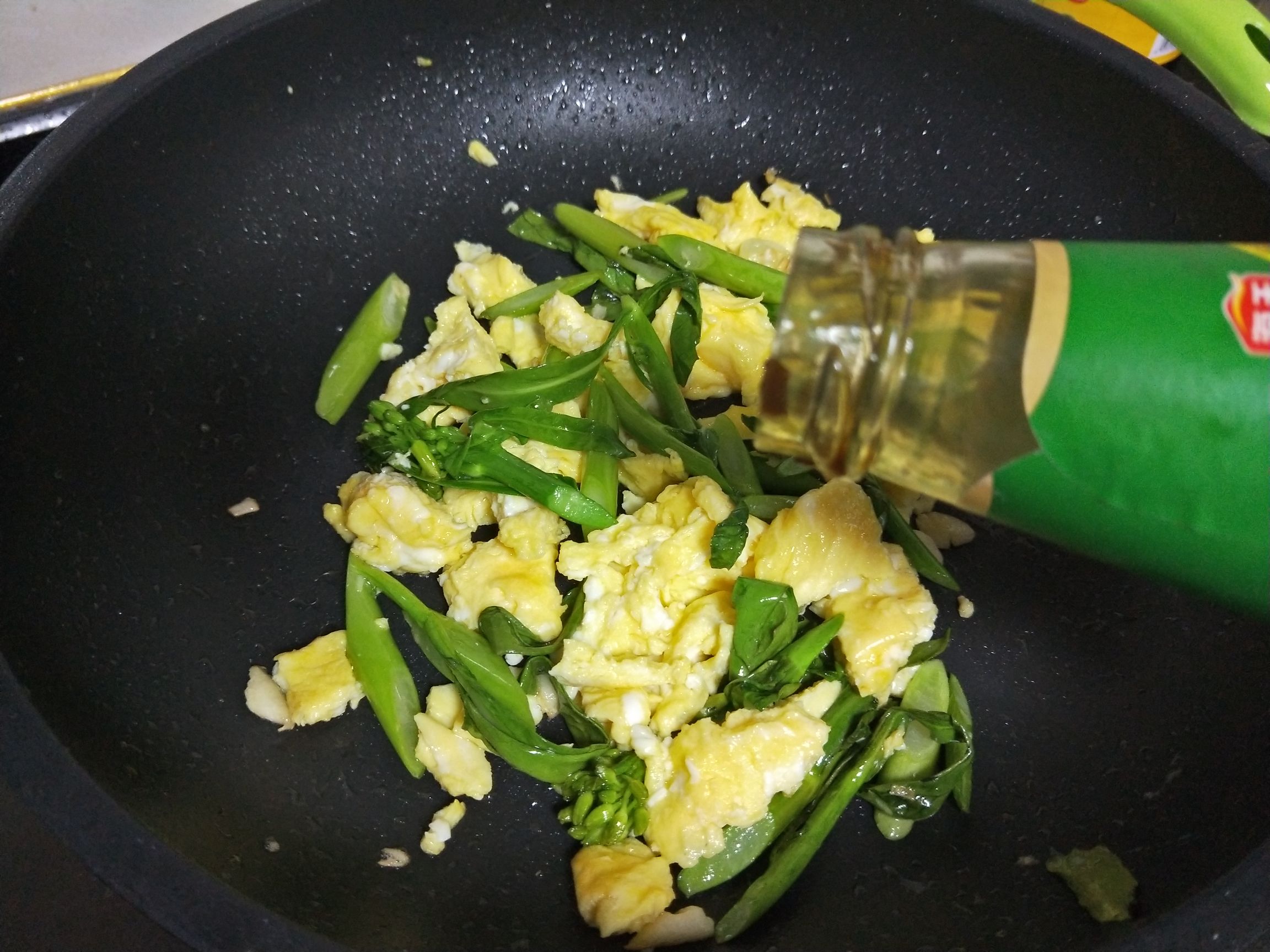 芥蘭炒雞蛋的做法-家常味炒菜譜