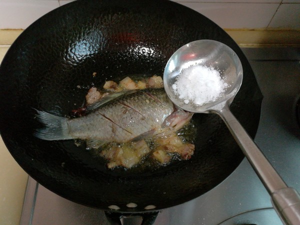 回鍋肉燉鯽魚的做法-家常味燉菜譜-易網健康養生網 回鍋肉燉鯽魚的做法-家常味燉菜譜