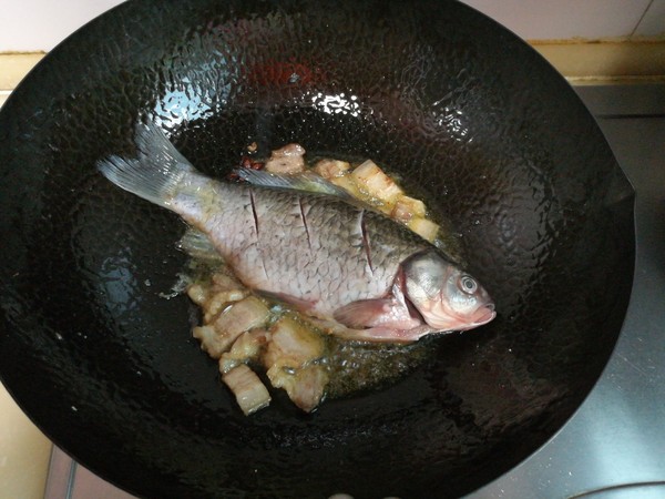 回鍋肉燉鯽魚的做法-家常味燉菜譜-易網健康養生網 回鍋肉燉鯽魚的做法-家常味燉菜譜