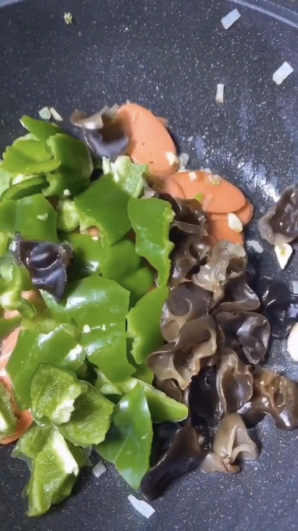 青椒炒雞蛋的做法-咸鮮味炒菜譜