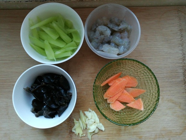萵筍木耳炒蝦仁的做法-家常味炒菜譜-易網(wǎng)<a href=http://www.aoa7937.com/ target=_blank class=infotextkey>健康養(yǎng)生</a>網(wǎng) 萵筍木耳炒蝦仁的做法-家常味炒菜譜